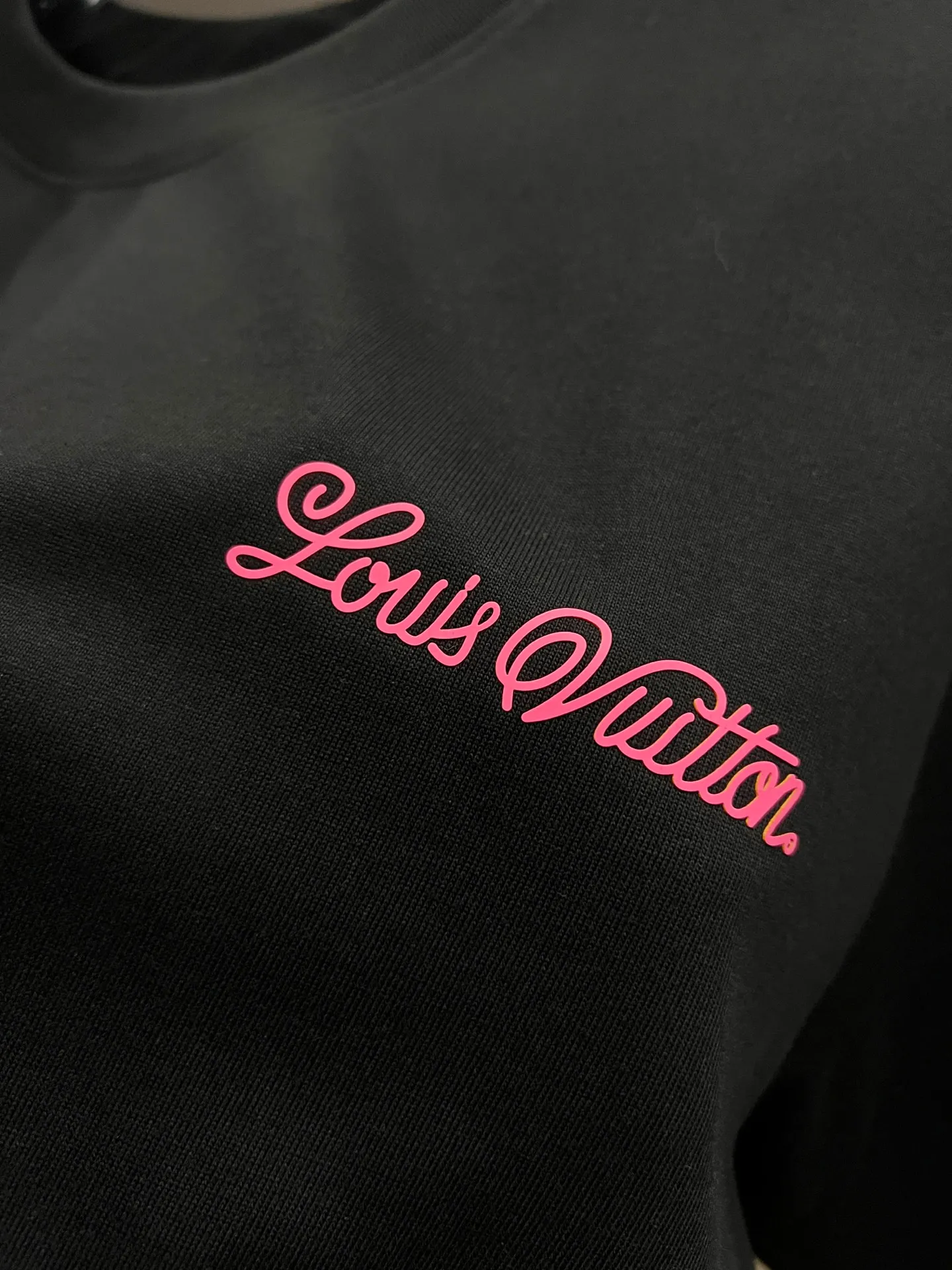 🅿️190 1v Louis* 2025 autumn and winter new style, classic letter three-dimensional foam printing technology design, high-end version! Highly breathable and comfortable, customized double yarn plain cotton fabric. Short-sleeved T-shirt. Same style for men and women. Sizes S M L XL XXL Five sizes black white